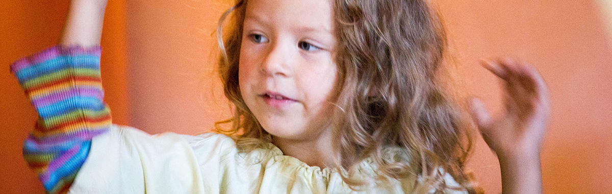 Kind bei Eurythmie im Waldorfkindergarten Gummersbach