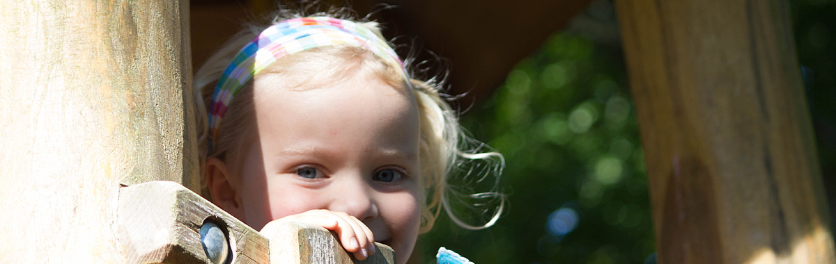 Kind auf dem Kletterturm im Waldorfkindergarten Gummersbach